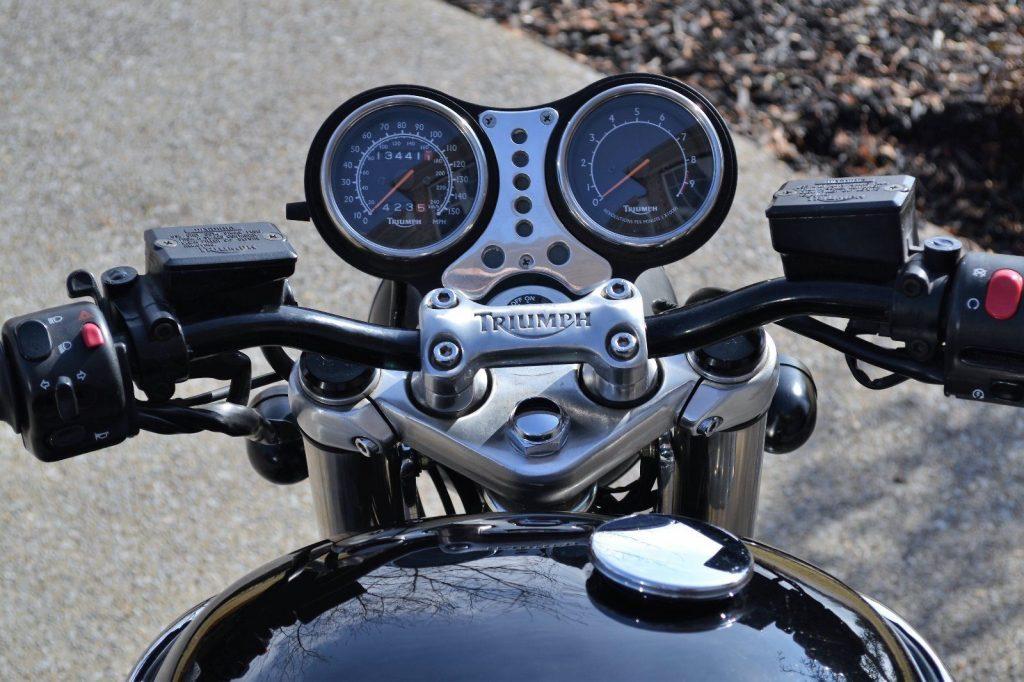 2000 Triumph Thunderbird 900 – Extremely well maintained