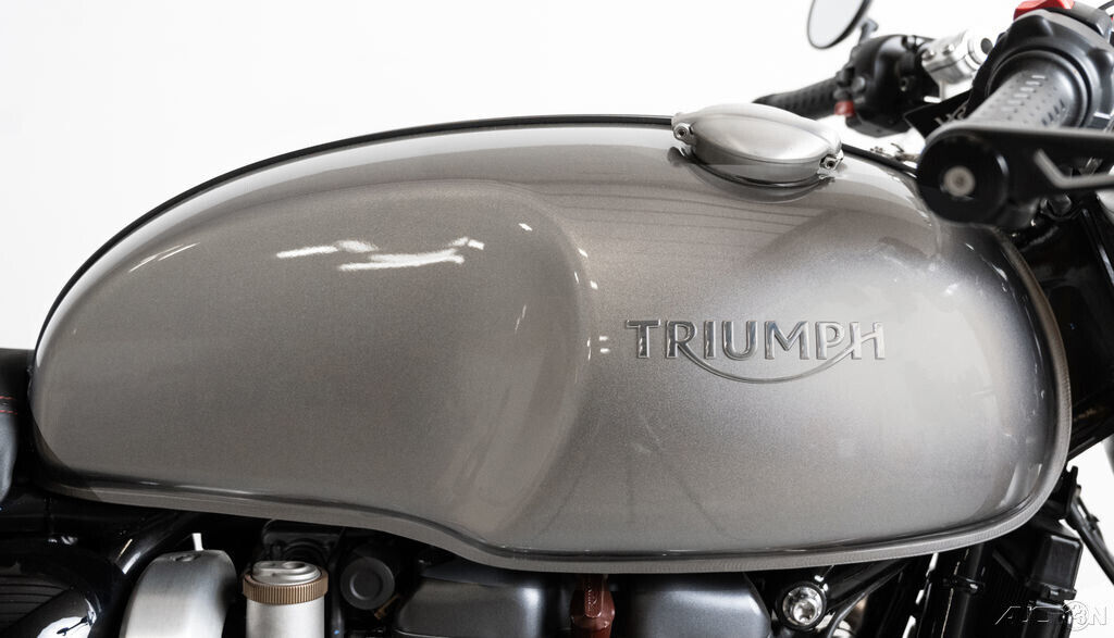 2018 Triumph Thruxton 1200 R Silver Ice